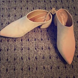 “Monika’” Pointed Toe Suede Mule